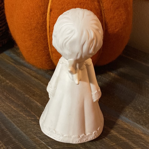 Adorable Ceramic Boy and Girl Kissing Angel Set - Picture 4 of 9
